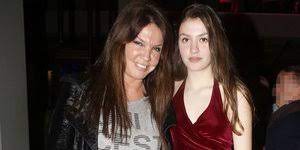 Η μητέρα της, που θεωρείται από τις πιο σέξι ελληνίδες ηθοποιούς, στηρίζει. Bana Mparmpa Apo To Iefimerida Gr