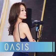 摘下完美 容祖兒joey Yung 踏入2016年 Oasis要令容祖兒更完美動人 日復日 年復年 也忙得不可開交 但鏡頭下的joey 總不經意流露洋溢青春開心氣息 專業卻不減稚氣 更要打破不完美的自己 由星級形象團隊