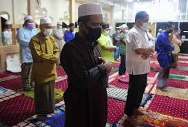 Pengarah jabatan agama islam selangor (jais), mohd shahzihan ahmad berkata, ketetapan itu dibuat bagi memastikan tiada orang awam berada di sekitar dan ruang solat masjid serta surau ketika solat sunat. Selangor Hadkan Hingga 50 Jemaah Tunai Solat Sunat Aidilfitri Selangorkini