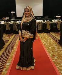 Aktris kelahiran 9 juni 1985 ini tampil anggun dengan baju sari berwarna merah ini. Sewa Baju Bollywood Muslimah Facebook