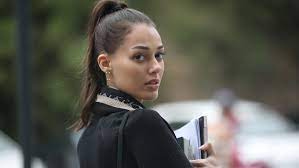 Kahverengi saç 1995 senesinde sivas'ta dünyaya gelen dilan çiçek deniz, 2014 katıldığı miss turkey güzellik yarışmasında ikinci olarak fiziğini ve güzelliğini tescillemiştir. Dilan Cicek Deniz Gazeteci Elif Roluyle Yarim Kalan Asklar Da Izleyiciyle Bulusacak