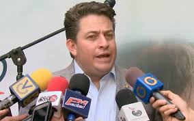 NV | Alcalde Gustavo Duque asegura que suministro de agua en Chacao es  irregular