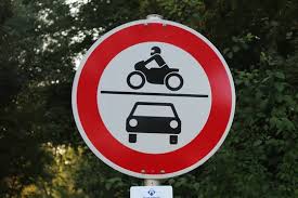 Diese kombination bietet eine ausgezeic. Schild Motorrad Auto Durchfahrt Verboten Stock Photo Adobe Stock