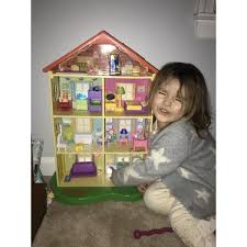 This dollhouse, measuring 22 inches in height, is ideal for toddlers and has four floors with seven rooms. Peppa Pig Peppa S Family Home Playset Www Macj Com Br