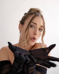 Emily Crouch's Instagram, Twitter & Facebook