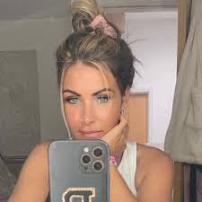 Donna Bell's Instagram, Twitter & Facebook