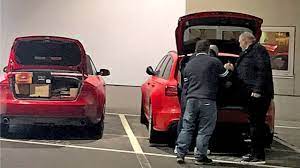 Der präsident des deutschen rekordmeisters erteilte den wechselspekulationen um robert lewandowski. Stadion Gefluster Bayern Prasident Hoeness Wurstelt Auf Parkplatz Bundesliga Bild De