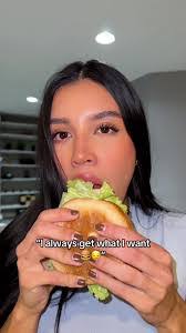 Thalia Miller's Instagram, Twitter & Facebook