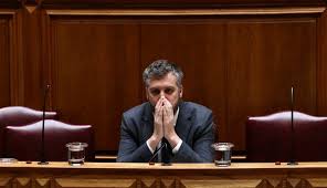 Ministro pedro nuno santos foi ao parlamento falar sobre o plano de reestruturação da tap, frisando que a empresa já tinha problemas, mas que cresceu depressa demais, acima do que estava no plano estratégico negociado com o estado e que isso foi um erro tremendo que provocou uma travagem. Pedro Nuno Santos Rejeitou O Striptease Da Tap No Parlamento E Foi Acusado De Falta De Transparencia Zap