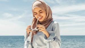 Cewek berhijab cantik selfie di tempat wisata. Baju Pantai Wanita Hijab Desain Stylish Dan Chic Harapan Rakyat Online
