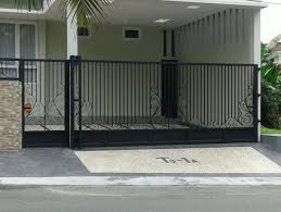 Agar pagar rumah tidak terkesan terlalu tertutup, aplikasikan peletakan besi dengan jeda yang beragam. 7 Desain Pagar Besi Hollow Minimalis Modern Untuk Hunian Masa Kini