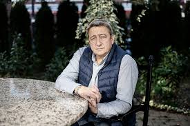 Bayer zsolt publicistát olyannyira feldühítette a felesége vezette országos vérellátó szolgálattal foglalkozó cikksorozat, hogy úgy érezte, reagálnia kell. Bayer Zsolt Archivum Pestisracok