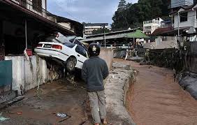 Published on jan 5, 2021 on this channel we will bring you the publishes videos of weather eyewitnesses about climate change on earth due to global warming and breaking news about bad weather. Selangor Hands Over Assistance Of Rm15 000 To Cameron Highlands Flood Victims Selangorkini