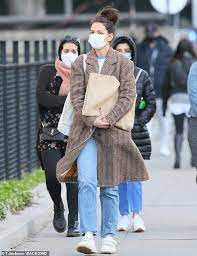 Katie Holmes Flexes Her Photography Skills While Strolling In Nyc In 2021 Katie Holmes Celebrity Photographers Photography Skills