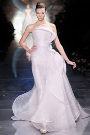 Indossare un abito armani trasmette immediatamente una cura e uno stile impeccabile e senza tempo, come una pellicola d'antan che rimane intramontabile e. Abiti Da Sposa Armani Sito Ufficiale 812767