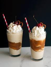 Recette De Milkshake Au Caramel Et Vanille Fraichement Presse Recipe Sweet Drinks Dessert Smoothie Yummy Drinks