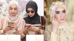 Mereka pun sumringah saat dipertrmukan usai. Segera Jadi Pengantin Fairuz A Rafiq Percayakan Baju Pernikahannya Pada Artis Bersaudara Ini Tribunstyle Com