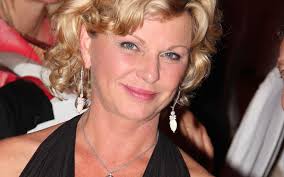 Elle vit son enfance au mexique puis retourne à 12 ans aux usa où elle se passionne pour la musique, le théâtre. Jeane Manson Casino Du Liban Party Sobeirut