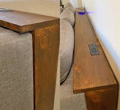 Ces Tables Derriere Les Canape Avec Outlets Integres Deviennent Une Chose Et Nous L Aimons In 2020 Couch Table Diy Diy Sofa Table Couch Table