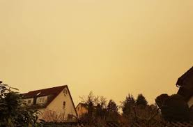 Der saharastaub ist der trockene staub der sahara, der vom wind aufgeweht wird und als aerosol große distanzen in der erdatmosphäre zurücklegen kann. Saharastaub Statt Schnee Darum Trubt Sich Stuttgarts Himmel So Sonderbar Gelb Stuttgart Stuttgarter Zeitung