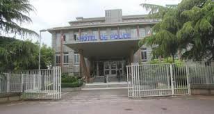 Facile d'accès, il propose de nombreuses informations et de multiples services. Rennes Il Suit Une Femme Dans La Rue Et S Exhibe Devant Le Commissariat Hyeres Maville Com