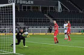Fc köln belegt den 15. Borussia Monchengladbach Gegen 1 Fc Koln 500 Einsame Fans Feiern Gladbach Sieg Fussball Stuttgarter Zeitung