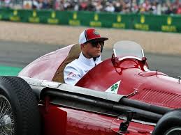 In the world of formula one, everybody knows the name kimi raikkonen. Kuvat Kimi Raikkonen Ulkoilutti Britannian Gp N Alla Todellista Klassikkoa Fahrer