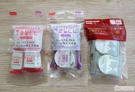 100円ショップでは 旅行グッズや防災グッズとして重宝する 携帯用圧縮タオル を販売しています 小さく圧縮されたタオル は水を掛けるとすぐに広げて使用することができるアイテムです 100均ダイソーとセリアで購入した 携帯用圧縮タオル コンパクトタオル を商品