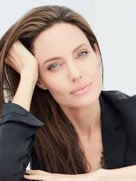 E a mulher mais linda do cinema na sua opinião, quem é? Eu começo: Angelina  Jolie