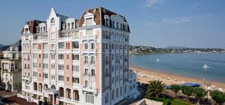 Die unterkunft l'appartement est situé au 3ieme étage avec ascenseur dans une rue piétonne, centre ville, à 100m de la plage. Grand Hotel Thalasso Spa 5 Saint Jean De Luz Basque Country