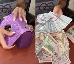 Have you ever seen a rapper get caught for fake flexing their jewelry or money? Who Carries That Much Cash Stripper Chick Flexes A Couple Bands On People For Knocking Her Hustle Video