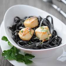 Saint Jacques Et Pates A L Encre De Seiche Recettes Recette Recette Saint Jacques Recettes De Cuisine Alimentation