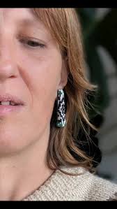 𝐀𝐋𝐈 𝐆 𝐁𝐘 𝐀𝐋𝐈𝐂𝐄 𝐆𝐑𝐄𝐆𝐎𝐑𝐈 Alice Gregori, tkalja i tekstilna  dizajnerica iz Monfalconea, od 2022. stvara u Fiorinima. Svaki njezin rad  je mala priča utkana u nit, spoj drevnih gesti, pažnje i