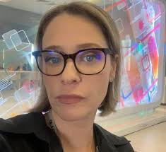 Maria Coman, jurnalist și psiholog: „Am simţit nevoia să dau sens  schimbărilor prin care am trecut eu, prin care a trecut lumea, fiindcă  suntem generaţii pline de răni pe care le putem vindeca”