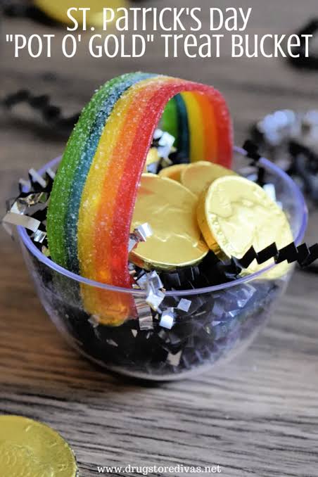 DIY St. Patrick's Day "Pot O' Gold" Treat Bucket | Drugstore Divas