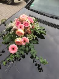 Ein autoschmuck verschönert jedes hochzeitsauto. Hochzeit Autogesteck Autoschmuck Hochzeit Hochzeitsautos Autodeko Hochzeit