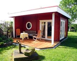 So sind betriebliche kosten für einen hauskauf / immobilienkauf bestmöglich steuerlich absetzbar. Flachdach Gartenhaus In Schwedenrot Mit Gemutlicher Holzterrasse Und Vintage Wasserpumpe Im Garten Flachdach Gartenhaus Gartenhaus Schwedenhaus