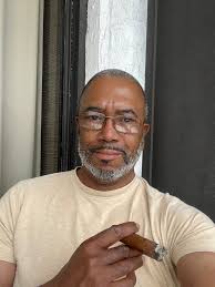 What is a good cigar lounge in Destin?