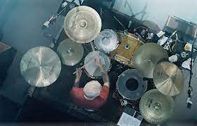 Ours has a 22″ x 16″ bass drum, 14″ x 5.5″ snare, 10″ x 7″ and 12″ x 8″ rack toms, and a 16″ x 15″ floor tom. Charlie Watts Drummerworld