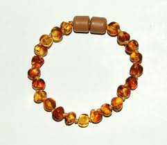 Le bracelet d'ambre pour bébé est un cadeau mixte, joli et utile pour tout enfant entre 3 mois et 3 ans, voire plus ! Pour Ou Contre Les Colliers D Ambre Le Blog De Kidethic
