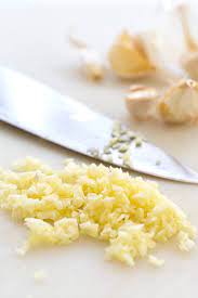 Apr 29, 2021 · if you finely mince one medium clove, it will yield a little less than 1 teaspoon. How To Peel And Mince Garlic Jessica Gavin