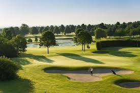 In ländlicher idylle, nur etwa 20 minuten entfernt von der rheinmetropole köln, erstreckt sich der golfplatz am alten fliess über leicht hügeliges gelände und bietet einen traumhaften blick bis zum kölner dom. Golf Club Am Alten Fliess Leading Member Card