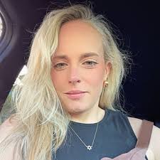 First look at Netflix's #PainHustlers with Emily Blunt and Chris Evans. See  more  👇👇👇https://netflixlife.com/2023/01/19/the-pain-hustlers-release-updates-cast-synopsis/?a_aid=47266  . . #painhustlersnetflix #emilyblunt #chrisevans #netflixfilm ...