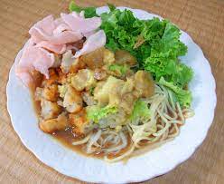 Tahu Campur Terdiri Dari Tahu Otot Sapi Bakwan Singkong Mie Daun Selada Kerupuk Dan Disiram Kuah Resep Tahu Makan Malam Resep Masakan Indonesia
