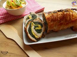 In una terrina mescolate bene la carne, la ricotta, il parmigiano, sale e pepe, poi dategli la forma di un cilindro. Rotolo Di Tacchino Farcito In Padella By Ricettedelcuoreblog Cibo Etnico Idee Alimentari Tacchini