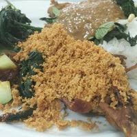Perpaduan antara mie dan ayam. Fotos En Pondok Ayam Goreng Gemes Jakarta Selatan Jl Dr Setiabudi Ii 494 Rt 001 05 Kebayoran Baru J