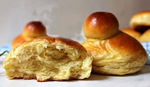 Ovviamente da messina e dalla sicilia la golosa ricetta dolce da gustare con la granita, magari con la granita di fragole ma possiamo davvero passare da quella alle mandorle a quella al caffè, ce n'è per tutti i gusti. Ricetta Per La Brioches Col Tuppo
