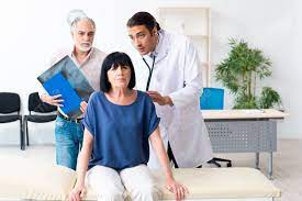 Fond Le Vieux Couple Rend Visite à Un Jeune Médecin De Sexe Masculin Un  Vieux Couple Rend Visite à Un Jeune Médecin De Sexe Masculin Photo Et Image  en Téléchargement Gratuit -