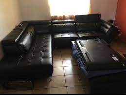Tendência do momento, as salas modernas transmitem, ao mesmo tempo, conforto e descontração, sempre deixando transparecer a personalidade dos moradores. Cucole Corp Juego De Sala Negro Moderno Grande De Cuero Facebook