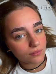 PhiPowderbrow..questo trattamento crea un effetto sfumato e delicato,  simile all’ombretto, che rende le sopracciglia più piene, definite e  armoniose senza l’aspetto artificiale che potrebbe dare una ...